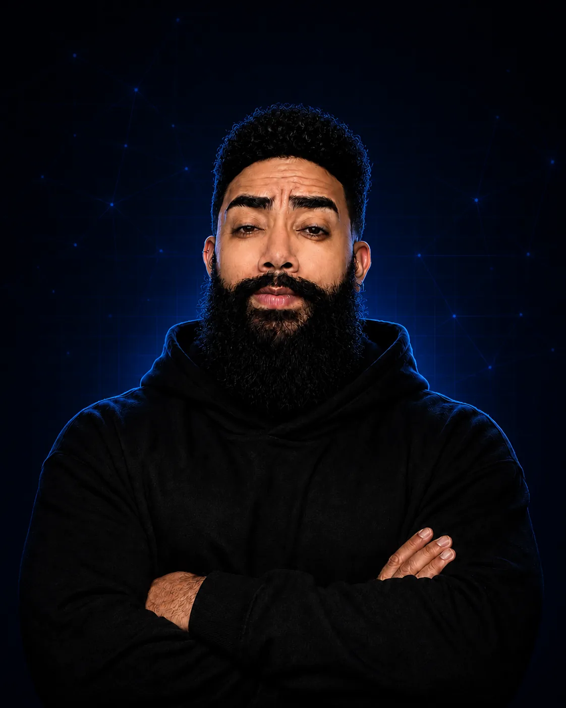 Retrato profissional de Dão Pires em composição visual tecnológica